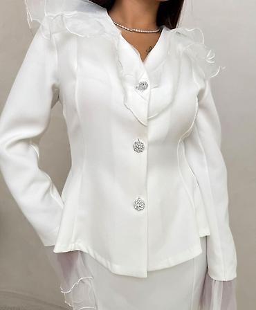 Костюмы с юбкой: Шикарная двойка из ткани «Барби». Комплект состоит из приталенного — 6