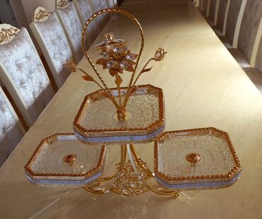qızlar üçün ad günü tortları: Tort və şiriniyyat qabı