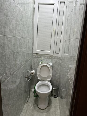 Uzunmüddətli kirayə mənzillər: 3 otaqlı mənzil – tam mebellə - Geniş, işıqlı qonaq otağı: tavandan — 10