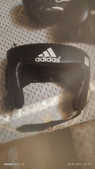 Velosiped ehtiyyat hissələri: Boks üçün "Adidas" brendinin qara rəngli qoruyucu dəbilqəsi. Bu