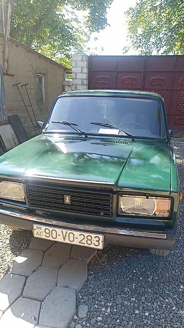 volkswagen polo 1: VAZ 2107 sedan, yaşıl rəng. Klassik dizaynlı kuzov, xrom ön bamper və — 1