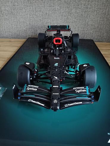 Автоунаалардын моделдери: Лего-модель Formula 1 Mercedes-AMG Petronas, собранная, с подставкой — 1