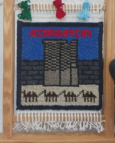 Hədiyyələr: Xalça toxuculuq dəsti – Azərbaycan motivli, əl işidir. Dəstdə ağacdan — 10