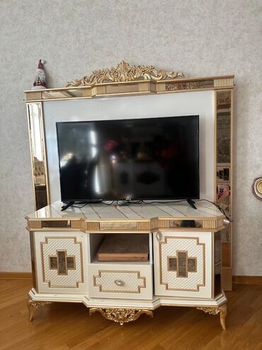 Sifarişlə divanlar: İşlənmiş, Düz TV altlığı, Polkalı