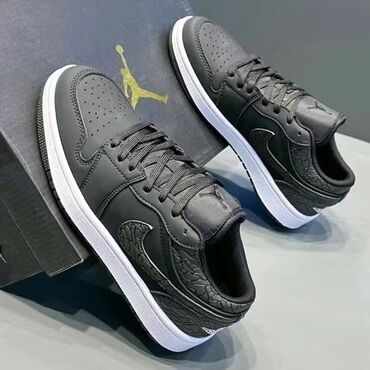 волейбольный обувь: В наличии Air Jordan 1 Low Se 'Bleck Elephant'