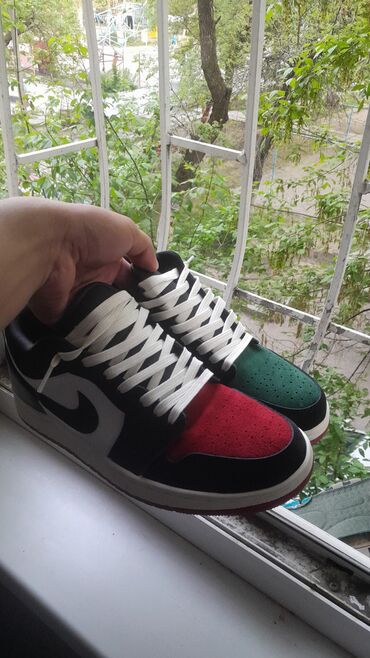 nike mid: Кроссовки с низким верхом, выполненные в контрастных цветах. Одна