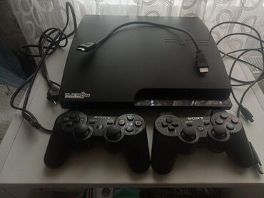 PS2 & PS1 (Sony PlayStation 2 & 1): PlayStation 3 konsolu, iki ədəd Sony pultu və əlaqə kabelləri ilə