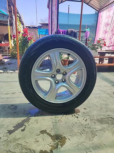 wuling mini ev: Литой автомобильный диск с установленной летней шиной.215/60R16 — 1