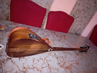 gitaraya oxşar musiqi aləti: Saz