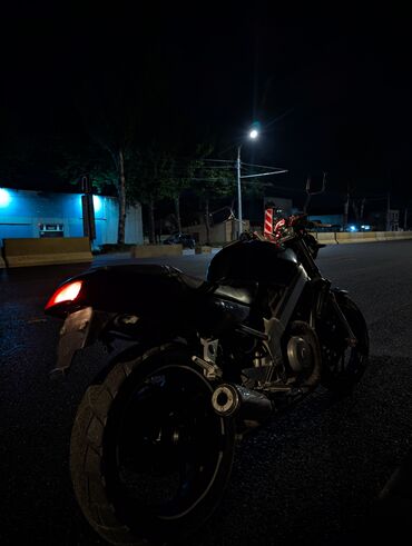 Мотоциклы: Мотоцикл с классическим дизайном, выполненный в черном цвете. Оснащен — 2