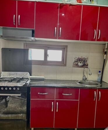 продажа кухни бу: Кухонный гарнитур красного цвета с глянцевой поверхностью Продается