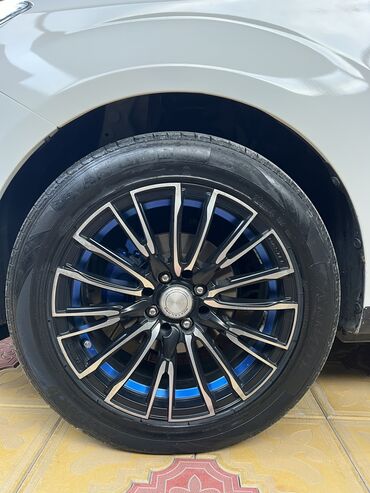 elantra təkər: Avtomobil üçün qara və gümüşü rənglərdə çoxmillətli dizaynlı yüngül