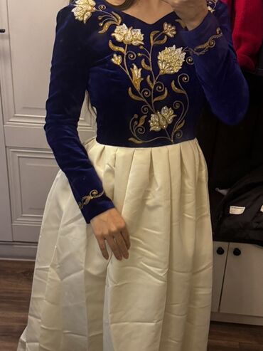 платье футляр с открытыми плечами: Праздничное платье с вышивкой - Силуэт: приталенный верх и пышная