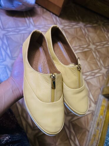 Женская обувь: Новое 37 размер Турция покупали за 3500 сом так и не одевали отдам за