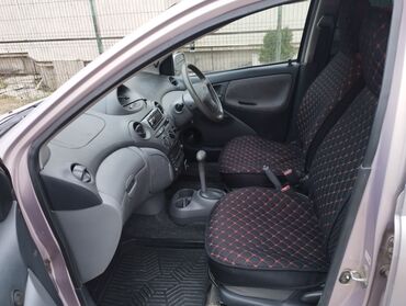 домик на колесо: Компактный хэтчбек Toyota Vitz в светло-розовом цвете, оснащенный