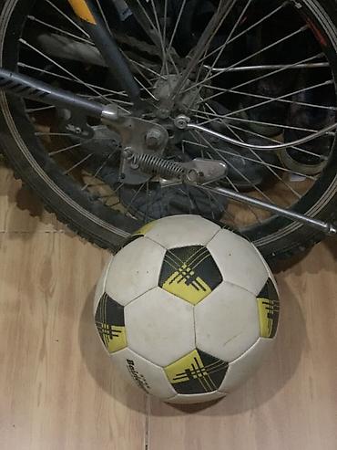 Toplar: Futbol topu - Klassik 32 panelli dizayn - Rəng: ağ əsas, qara və sarı — 1