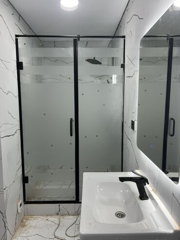 Душевые перегородки и ограждения: Душевые ограждения и перегородки из закалённого стекла под заказ — 11