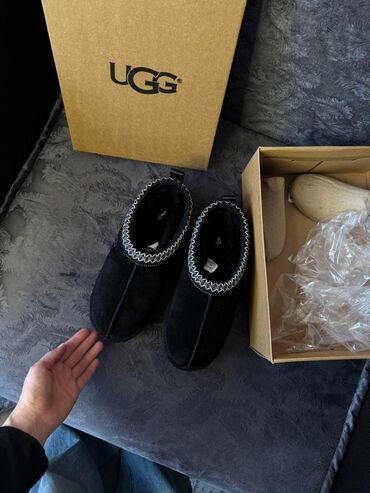 Угги: Угги, 39.5, UGG, Новый, цвет - Черный, Самовывоз, Платная доставка