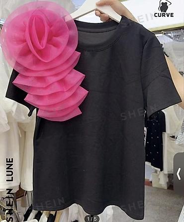 Qara t‑şört – çiyində iri dekorativ güllə - Model: SHEIN Curve xətti