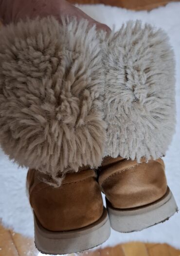 Ugg čizme: Ugg čizme, Zara, Veličina - 34 na lalafo.rs — 16 Ugg čizme: Ugg čizme, Zara, Veličina - 34 — 16