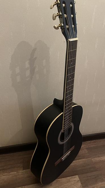 gitara sim: Suzuki klassik gitar – tam ölçü (4/4), qara mat korpus — 2