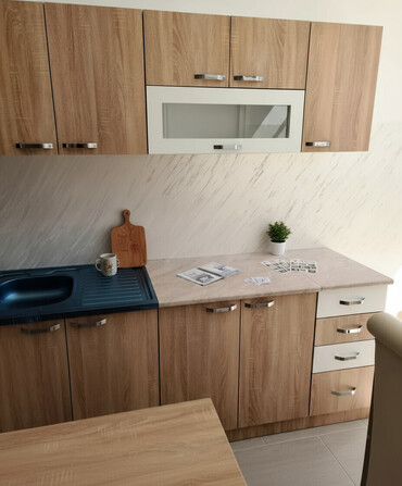 Kuhinjski nameštaj: Kuhinja je od iverice dužine 2m gornji i donji delovi sa prohromskim — 1