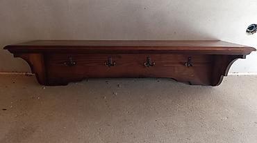 Antique Coat Racks: Drvena zidna polica sa fiokama – retro/klasičan dizajn - Materijal — 3