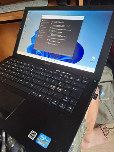 Desktop računari i radne stanice: Lenovo desktop računar u tamnosivoj boji, opremljen Intel procesorom i — 15