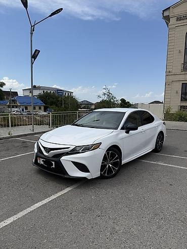 щвеный машина: Сдаю Toyota Camry, Посуточно, Без водителя — 1