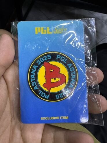 купить новый флаг кыргызстана: Круглый значок "PGL Astana 2025" с логотипом "B" есть 3 штуки сувенир