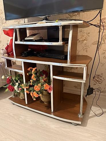 set qablari: TV stendi/media konsolu - Material: ağac teksturalı laminat və xrom — 1