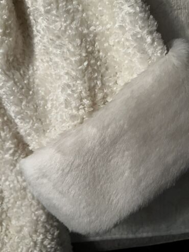 Kaputi: Beli damski kaput od boucle tkanine sa krznenim detaljima - — 4