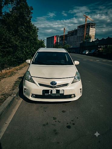 byd e2 2025: Toyota Prius V: 2012 г., 1.8 л — 5