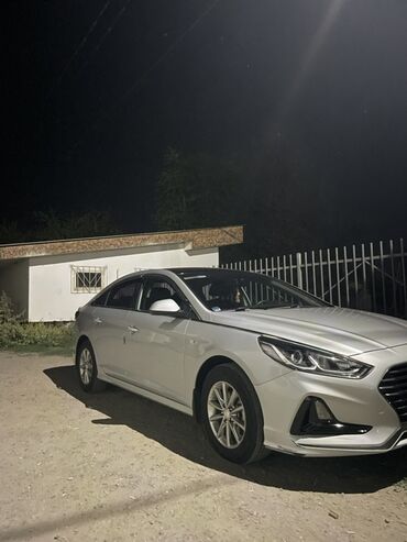 куплю дом на колёсах: Современный седан Hyundai Sonata в светлом цвете. Автомобиль оснащен