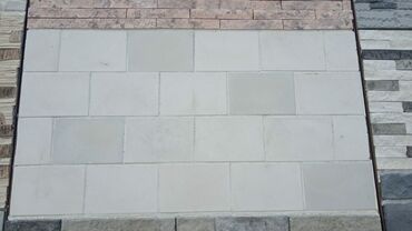 Напольные покрытия: Ağ rəngli dekorativ daş/plitə paneli - Material: dekorativ