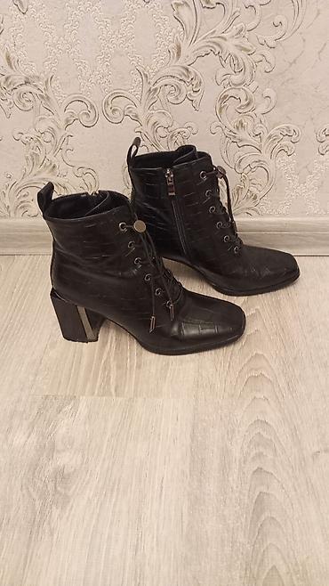 dəri mövsümi çəkmələr: Qadın üçün dəbli qara botlar - Model: qısa gödlü, bağcılı və yan — 1