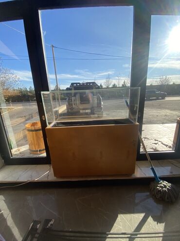 Rəf vitrinləri: Mağaza üçün metal karkaslı taxta rəf və vitrin dəsti - İstifadə — 5