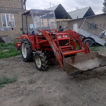 разбрасыватель навоза: Маленький оранжевый трактор Hinomoto n23 ковшом. Кабина трактора