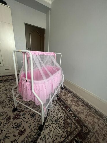 мебель для прихожки: Мобильная Детская кроватка качалка, новая,собрала кроватку для видео и