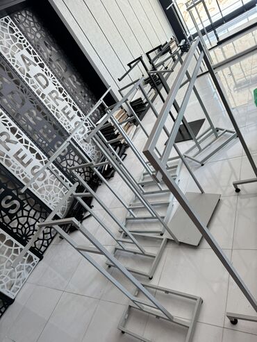 Stend vitrinləri: Mağaza avadanlığı – metal geyim asqıları və vitrinalar - Müxtəlif — 1