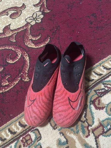 Кроссовки и спортивная обувь: Футзальные бутсы Nike Phantom в розово-черной расцветке. Верх выполнен