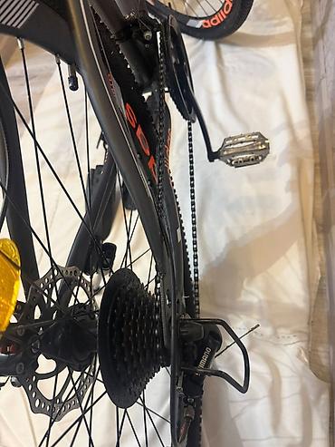 velosiped cross: Dağ velosipedi – 28” təkərlər, disk əyləclər, Shimano ötürücü sistemi — 5