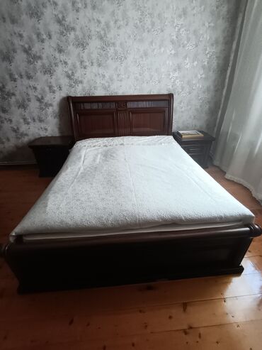 Кровати: Двуспальная кровать, Без подьемного механизма, С матрасом, Без выдвижных ящиков