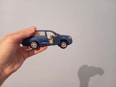 dəmir maşın: Lexus 570 dəmir mavi maşın baqaj qapisi yoxdu şəkildə qeyd olunmayıb