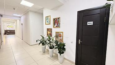 7 мкр: Сдаю Офисный кабинет: 15 м², В бизнес центре, С ремонтом, Первая линия — 3