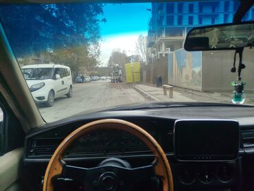 Mercedes-Benz: Mercedes-Benz 190 (W201): 2 l | 1990 il Sedan — 6