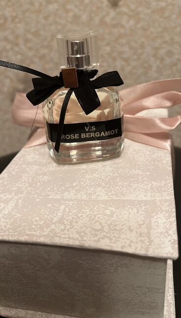 Ətriyyat: Şüşə butulkada V.S. Rose Bergamot ətirli ətir. Qara lentdən