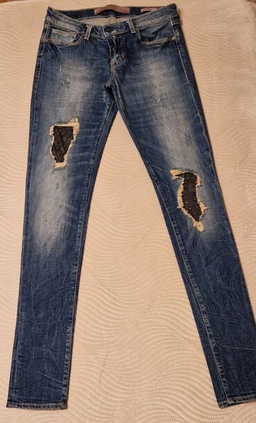 stradivarius kozne pantalone: Guess, skinny low farmerice, sa cirkonima. Pocepani deo na nogavicama