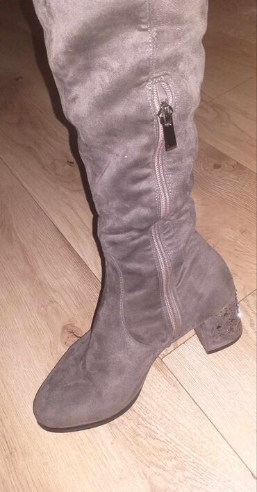 cizmice 40: High boots, 38