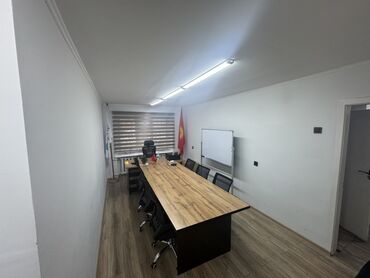 места бизнес: Переговорная/офисная комната, полностью меблированная и готовая к